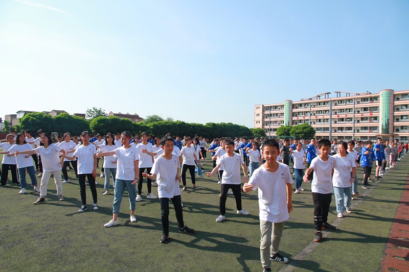 壯觀！三千多學(xué)生在江安中學(xué)運動場比賽打太極