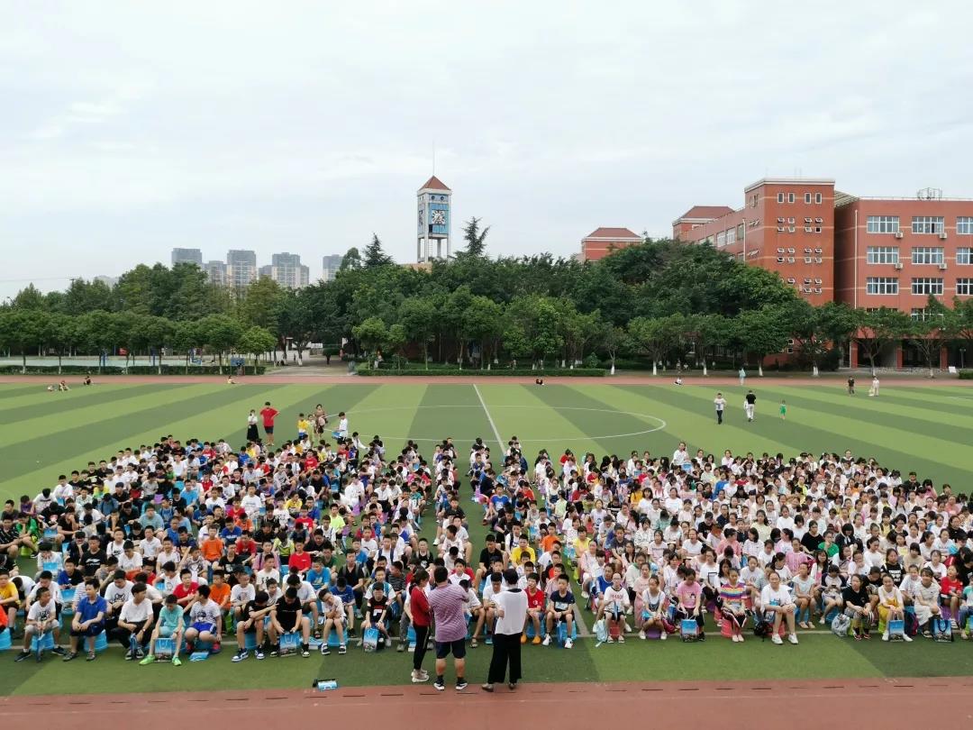 邁進成都市三原外國語學(xué)校校門 開啟逐夢征程