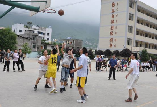 雷波民族中學(xué)地址在哪里？